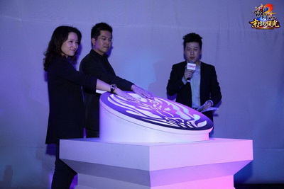 图片: 5+完美世界副总裁王雨云女士和Razer全球高级副总裁Edwin+Chan先生共同开启第三重封印.jpg